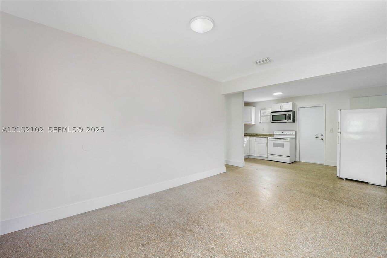 570 Ne 132nd St - Photo 2 of 9