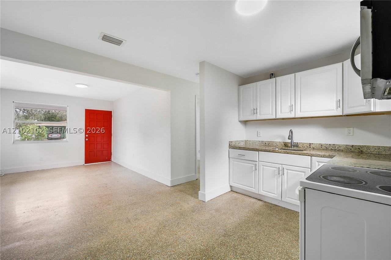 570 Ne 132nd St - Photo 3 of 9