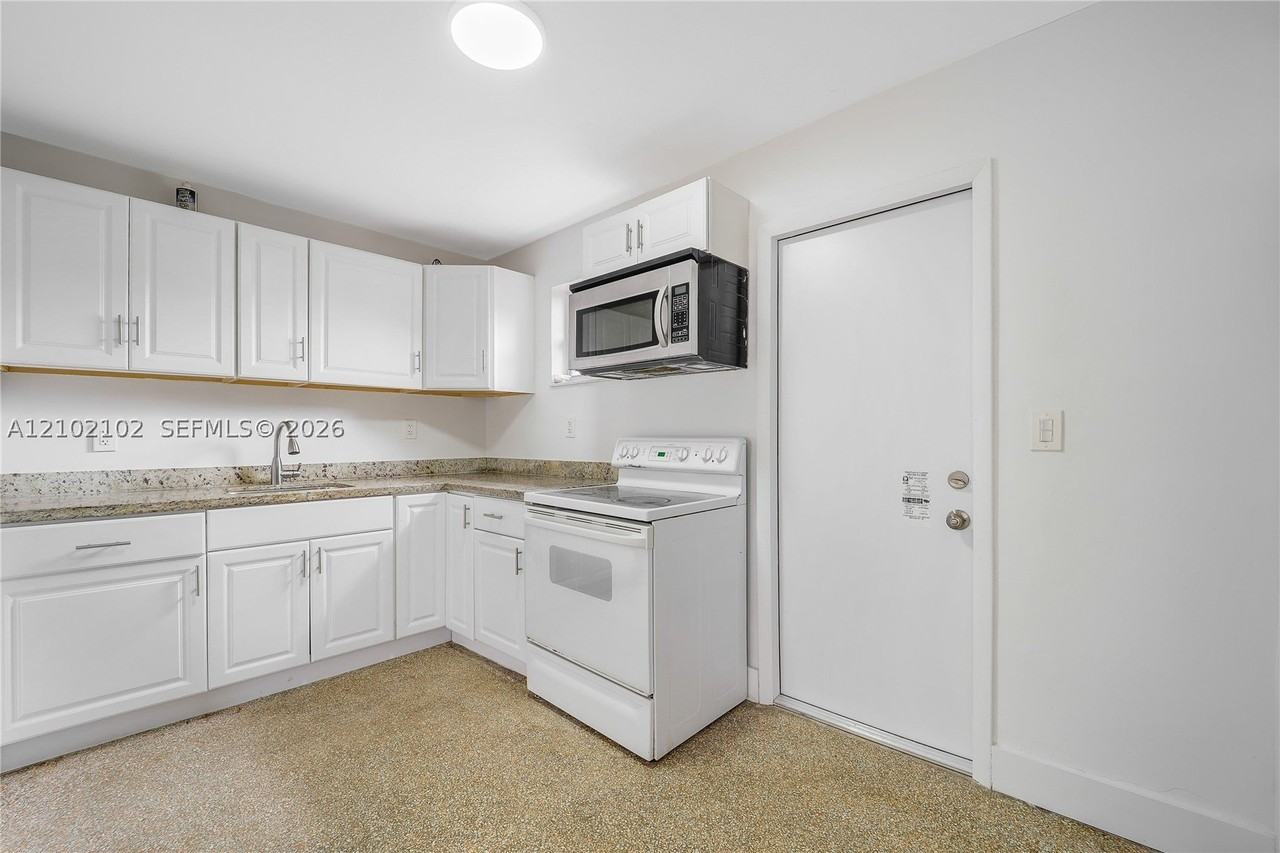 570 Ne 132nd St - Photo 4 of 9
