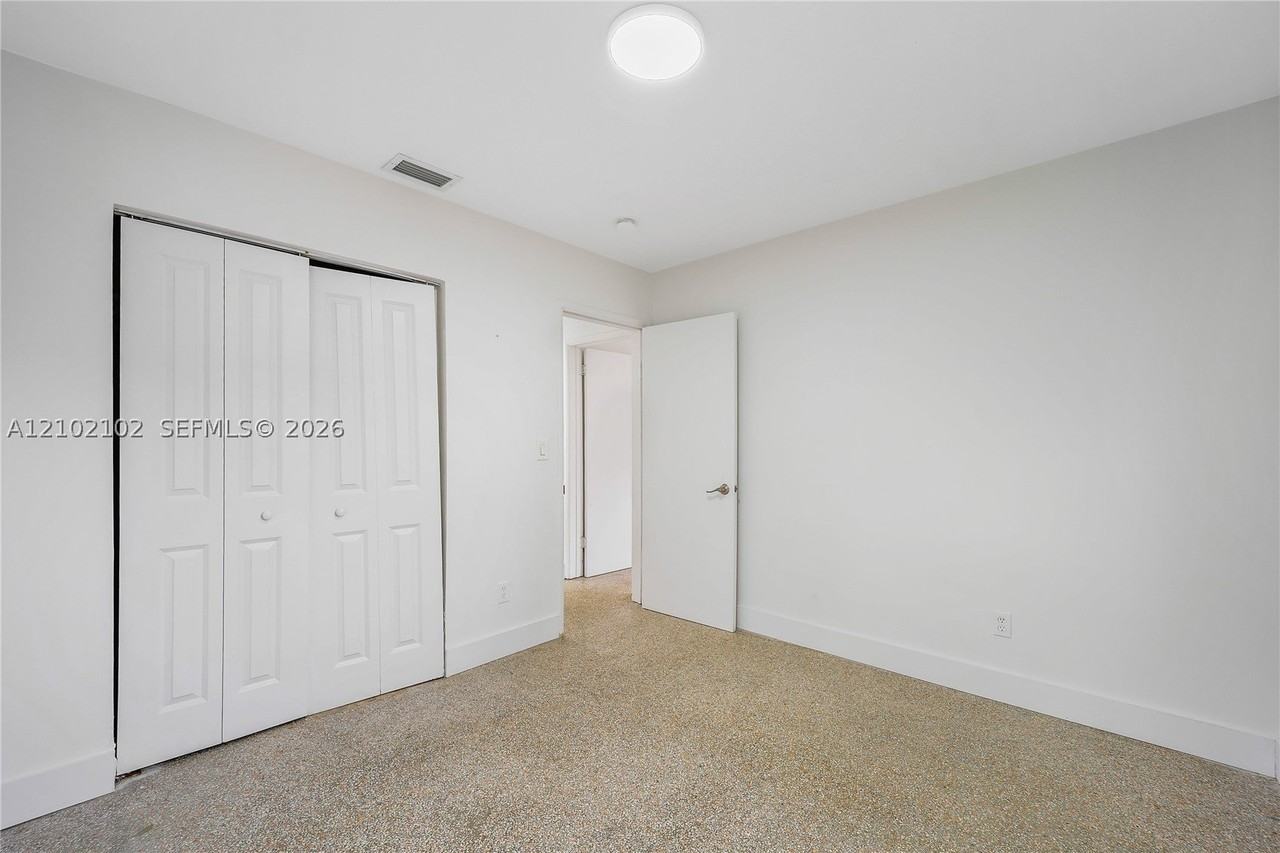 570 Ne 132nd St - Photo 5 of 9