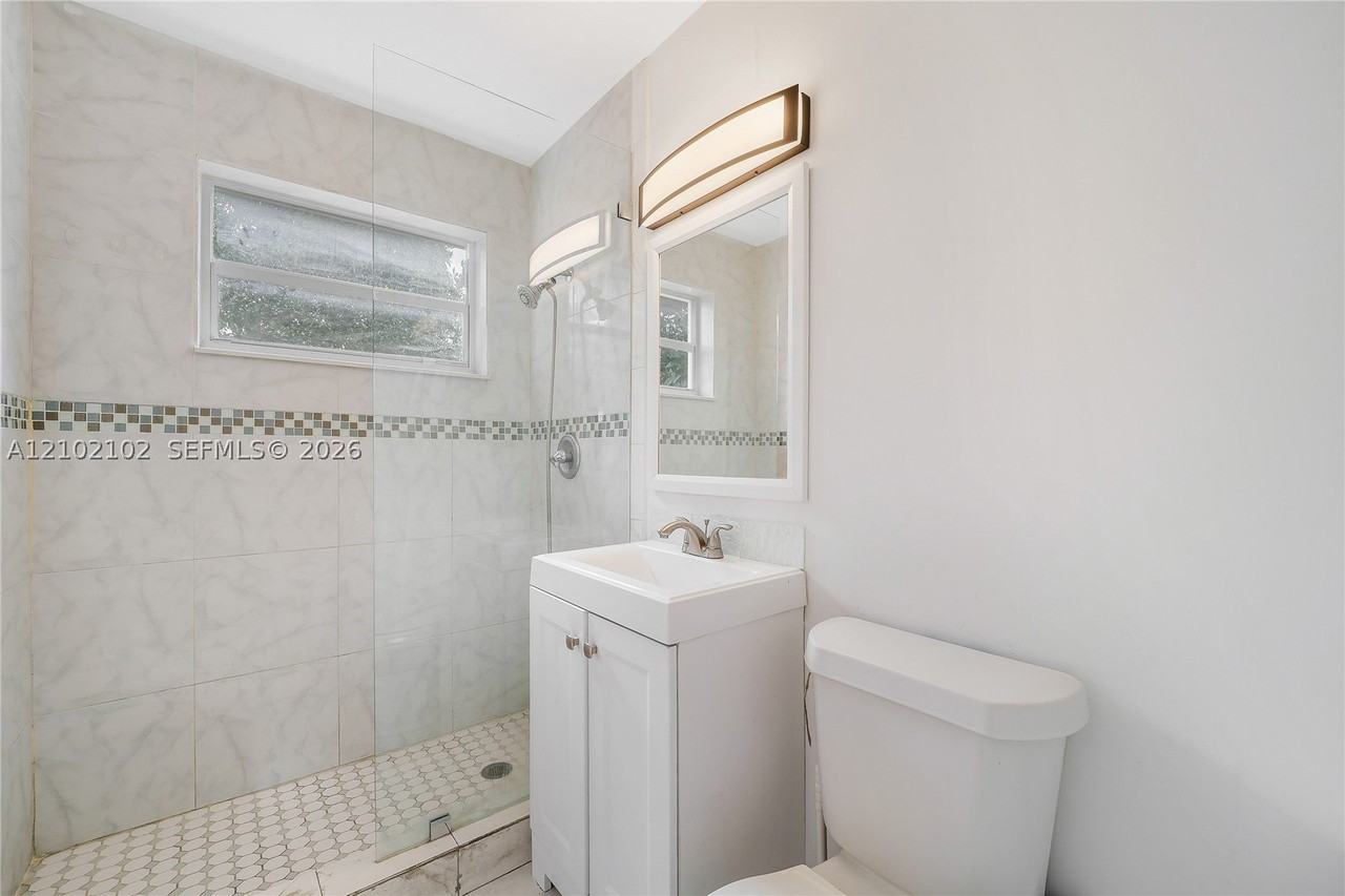 570 Ne 132nd St - Photo 6 of 9