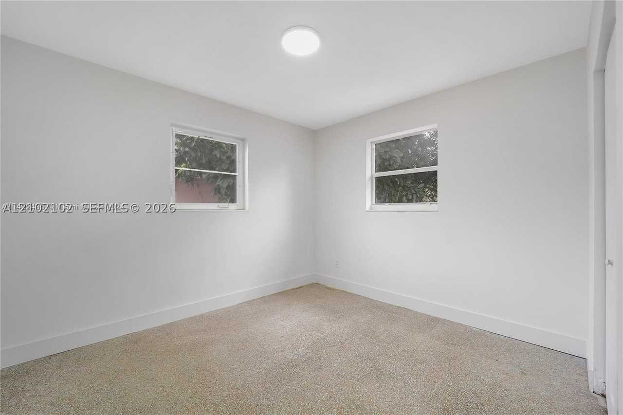 570 Ne 132nd St - Photo 7 of 9