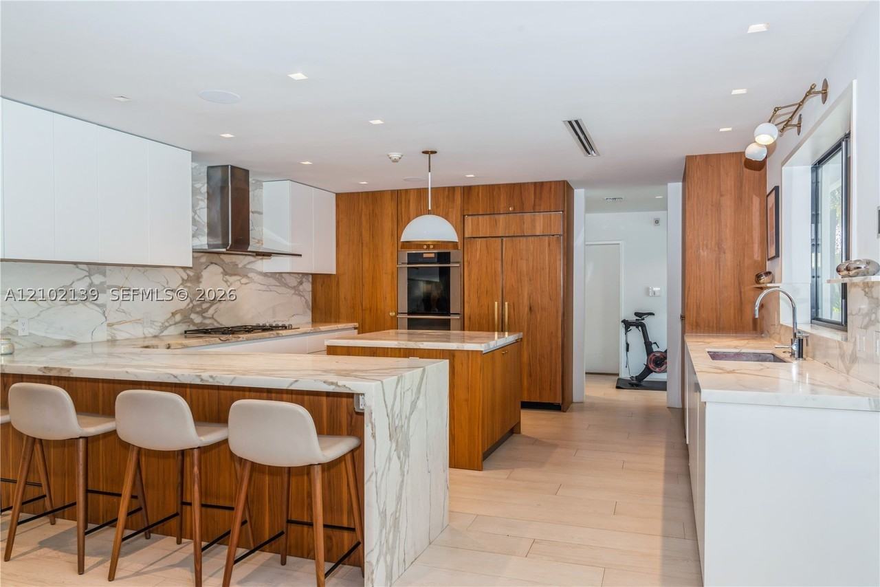 1035 Catalonia Ave - Photo 5 of 32