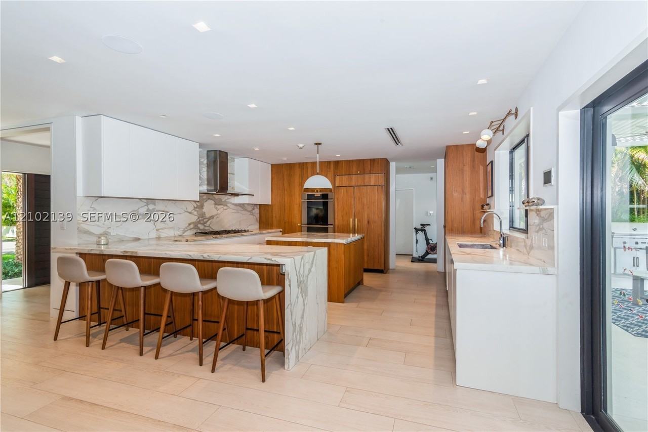 1035 Catalonia Ave - Photo 6 of 32