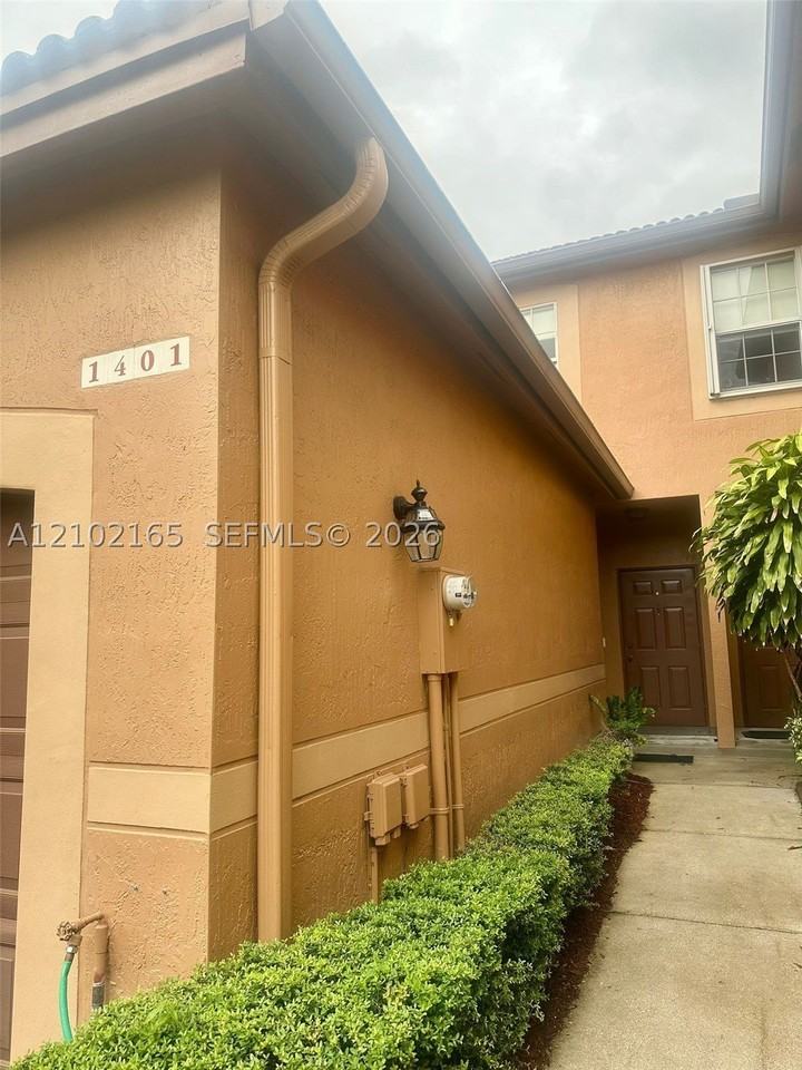 1401 Veracruz Ln - Photo 2 of 19