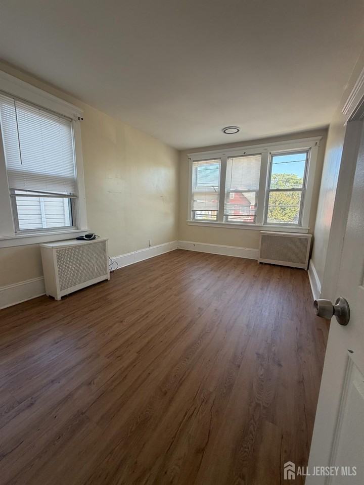 471 Hall Ave - Photo 4 of 13