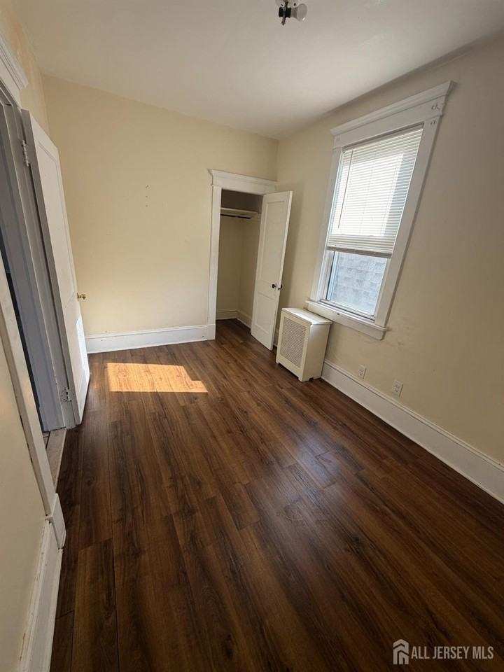 471 Hall Ave - Photo 6 of 13