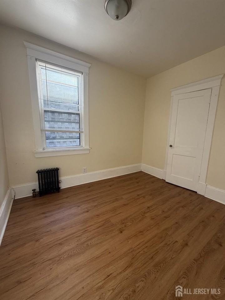 471 Hall Ave - Photo 7 of 13