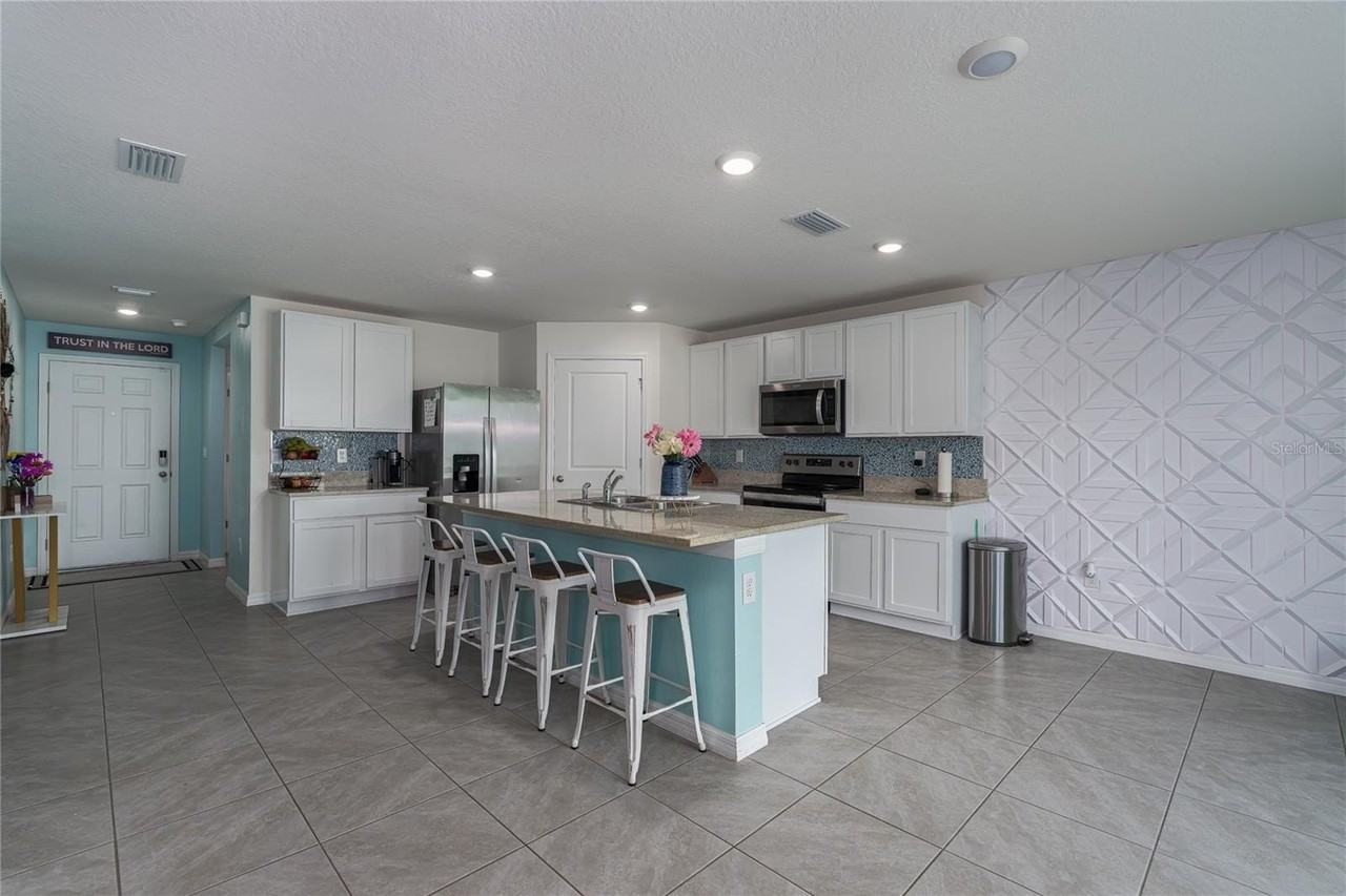 4232 Dovetail Ln - Photo 5 of 30