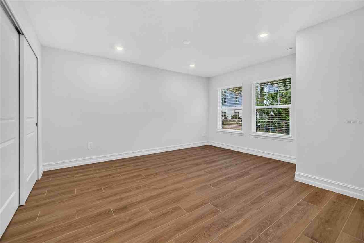 1445 W Chestnut St - Photo 3 of 32