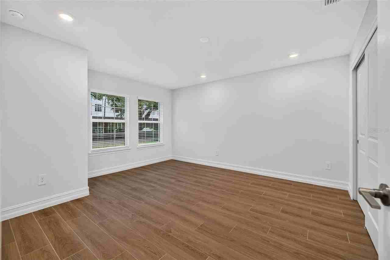 1439 W Chestnut St - Photo 3 of 31
