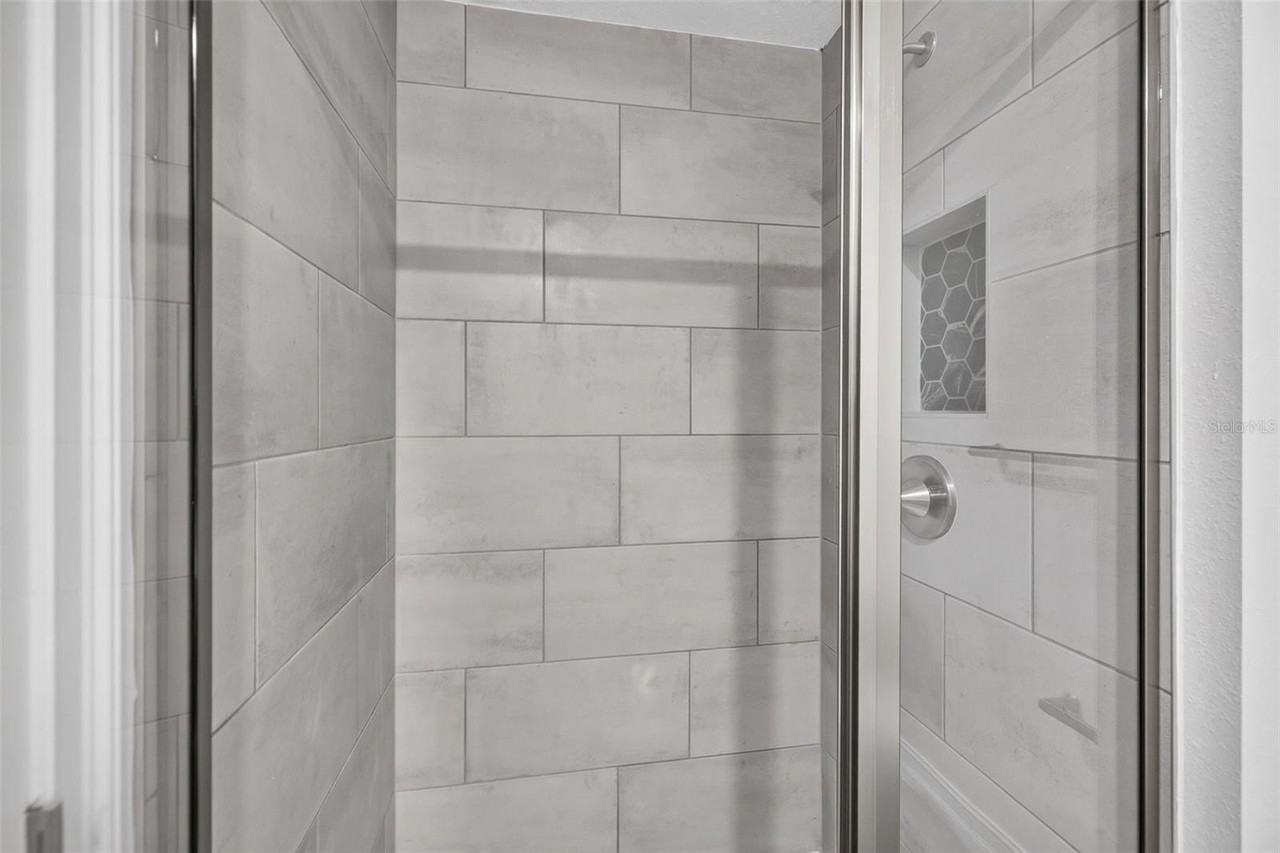 1439 W Chestnut St - Photo 5 of 31