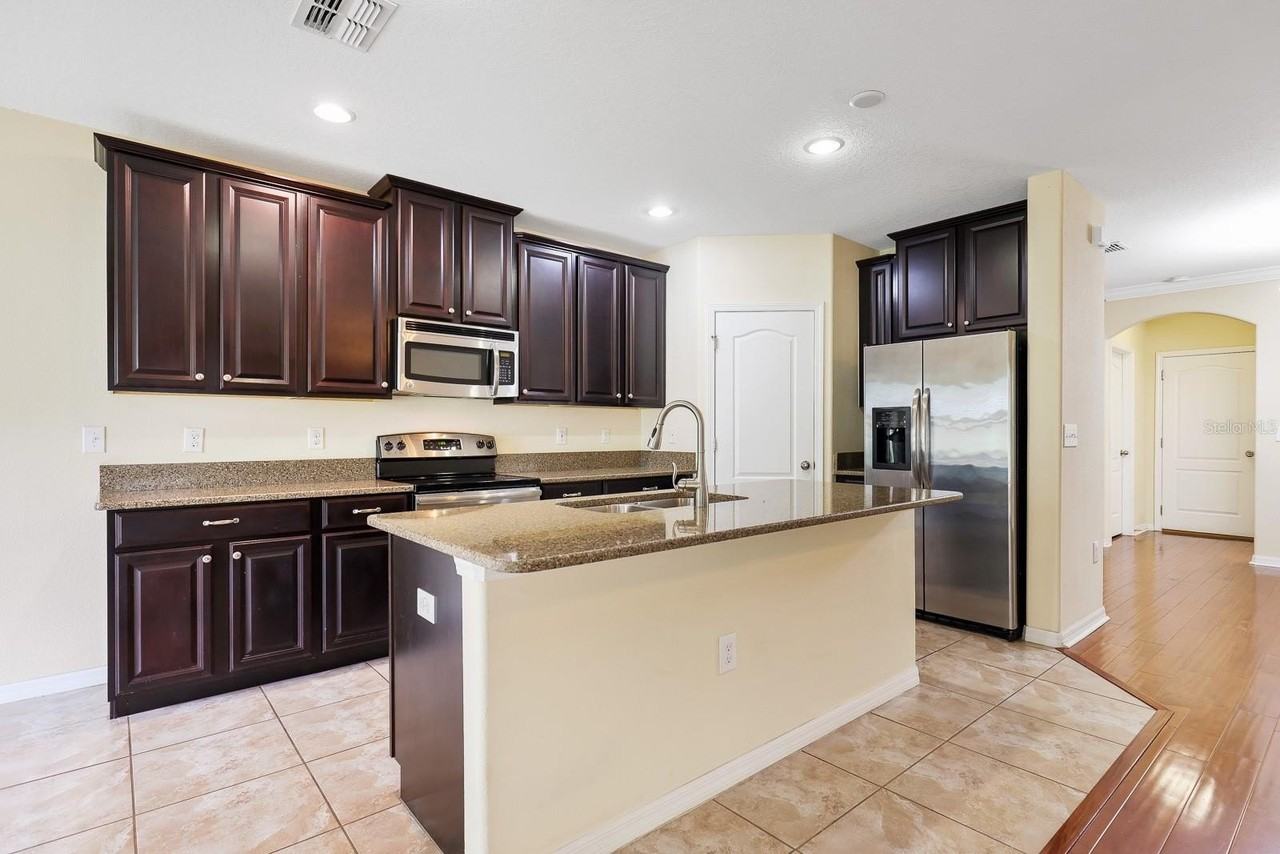 2724 Garden Falls Dr - Photo 3 of 39