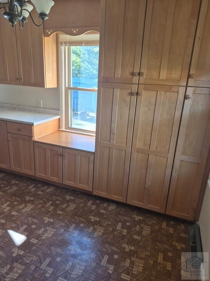 291 Meadowbrook Ln - Photo 2 of 10