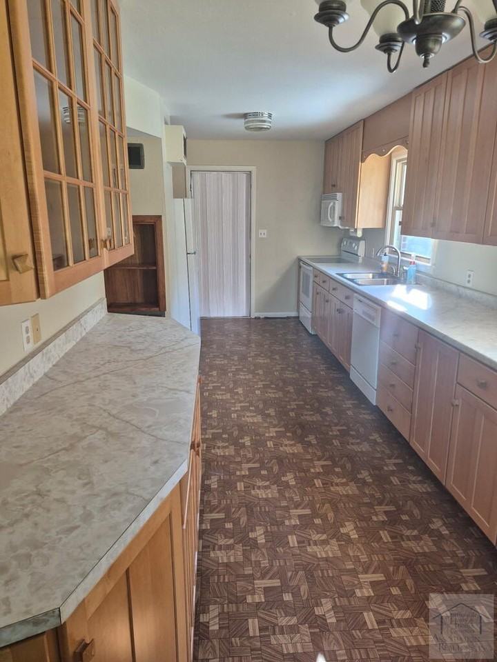 291 Meadowbrook Ln - Photo 3 of 10