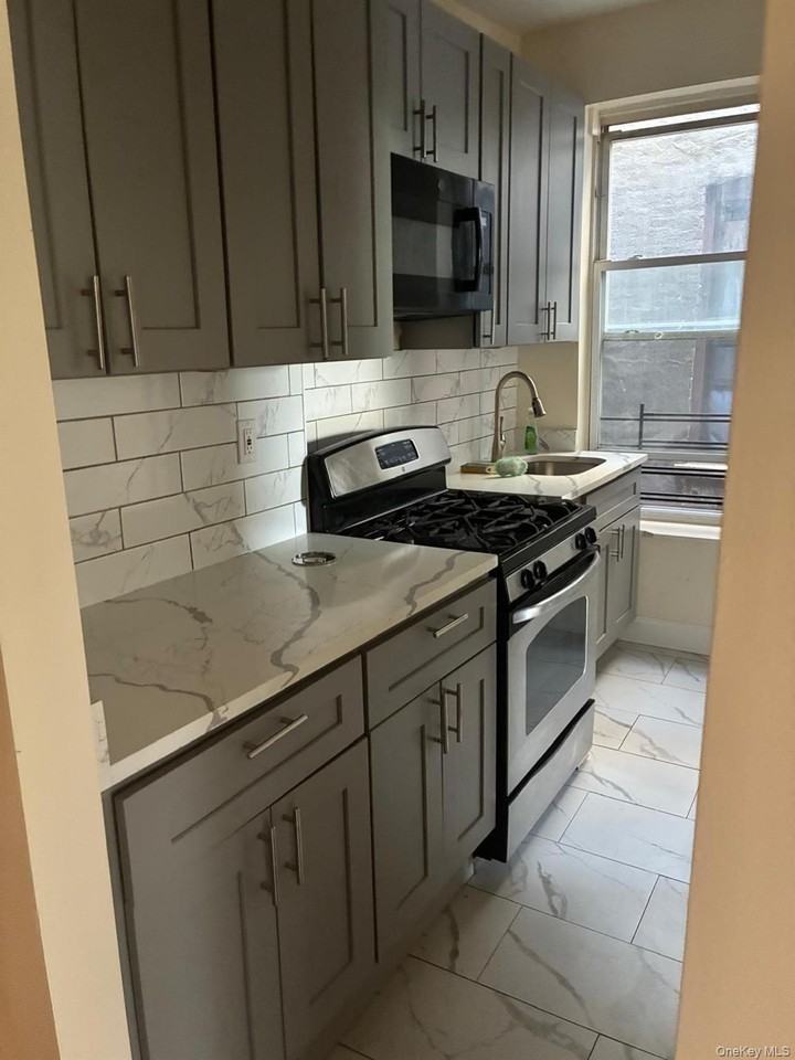 1029 College Ave - Photo 4 of 6
