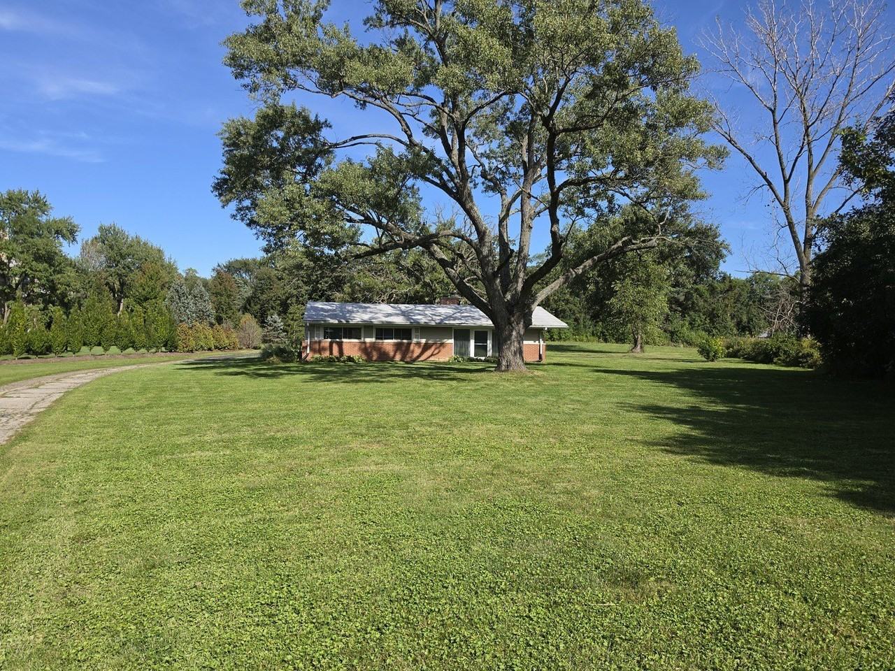 1070 Winwood Dr - Photo 2 of 11
