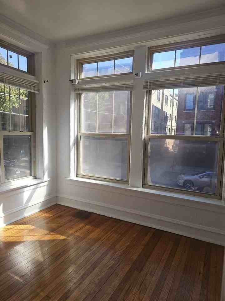7014 S Crandon Ave #1 - Photo 3 of 12