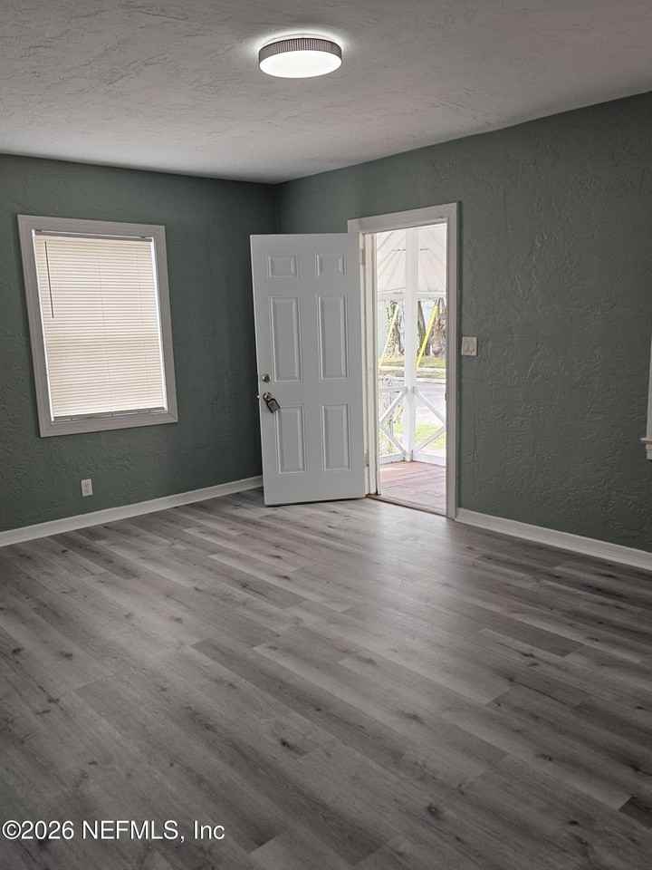 930 W 24th St - Photo 2 of 21