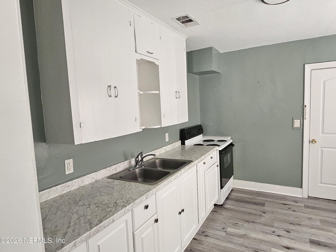 930 W 24th St - Photo 3 of 21