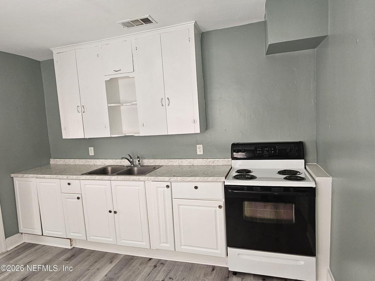 930 W 24th St - Photo 4 of 21