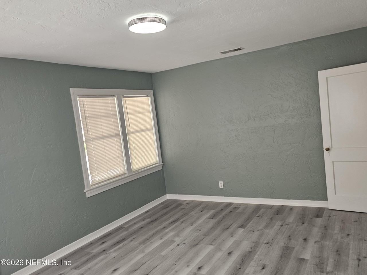 930 W 24th St - Photo 6 of 21