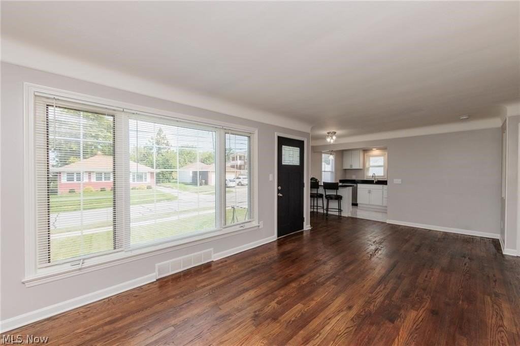 3707 Longwood Ave - Photo 4 of 37
