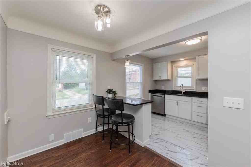 3707 Longwood Ave - Photo 5 of 37