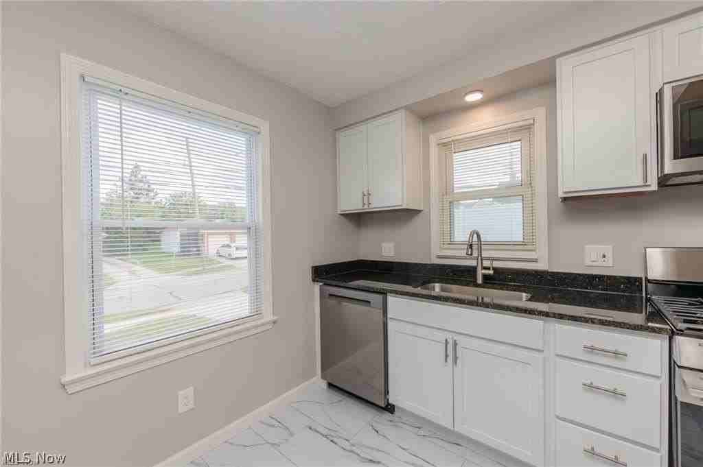 3707 Longwood Ave - Photo 6 of 37