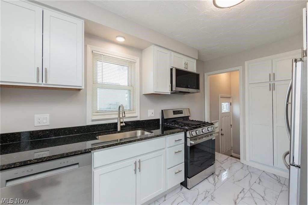 3707 Longwood Ave - Photo 7 of 37