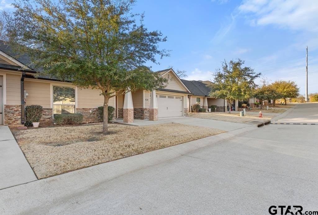 815 E Grande Blvd - Photo 3 of 35