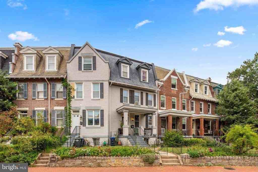 646 D St Ne - Photo 2 of 20
