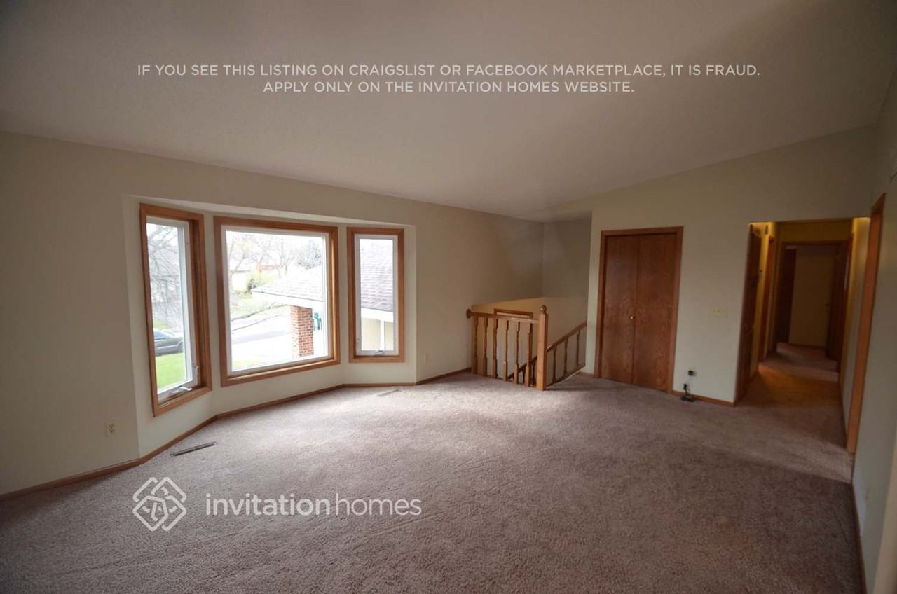 2416 Crestmount Ln - Photo 2 of 12