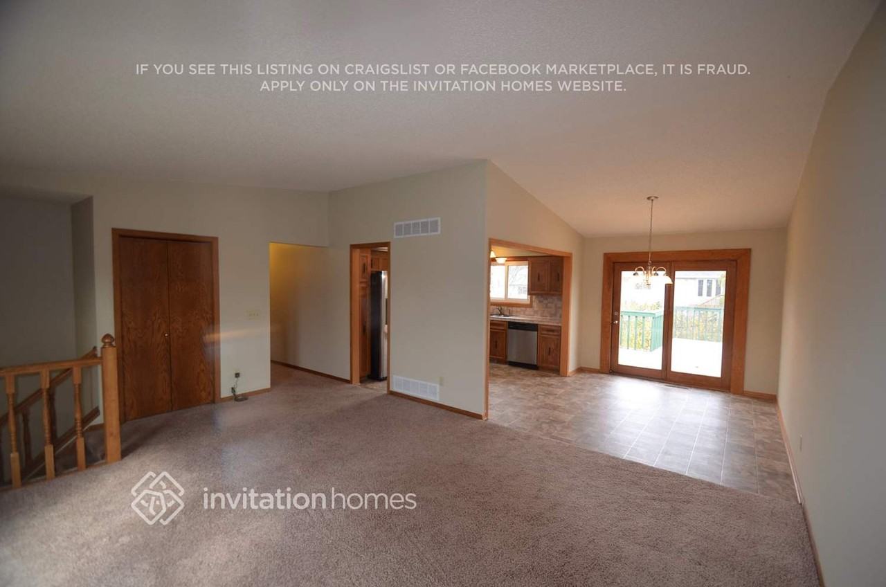 2416 Crestmount Ln - Photo 3 of 12