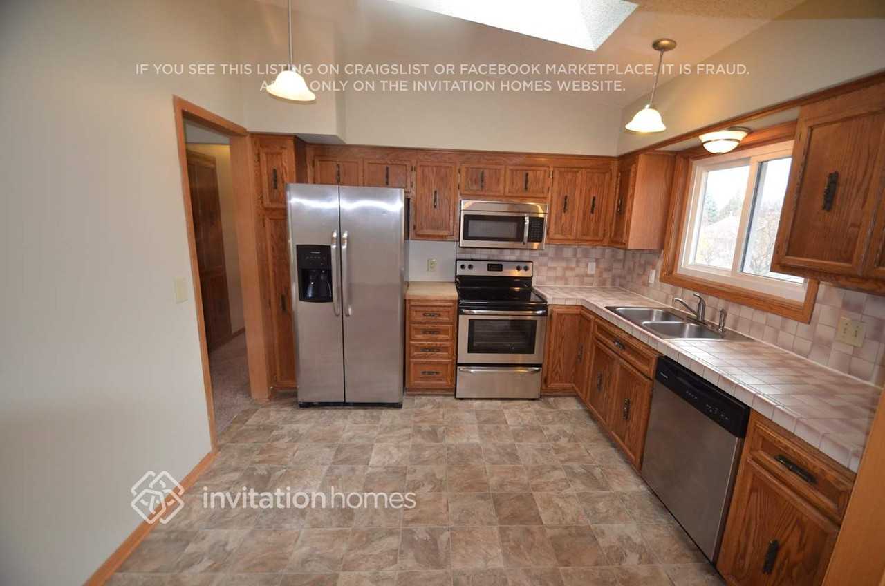 2416 Crestmount Ln - Photo 4 of 12