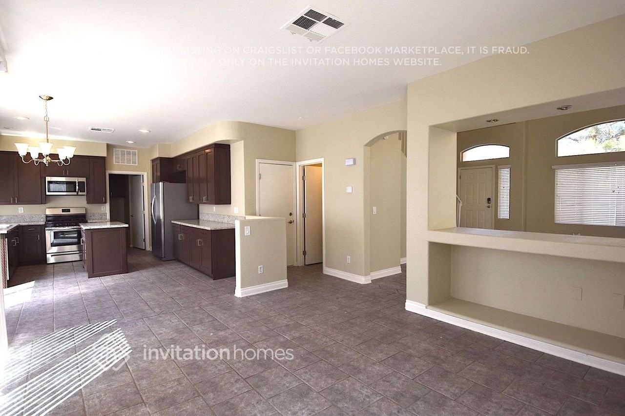 2667 Ridgewater Cir - Photo 3 of 17
