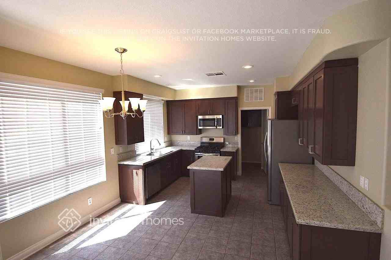 2667 Ridgewater Cir - Photo 4 of 17