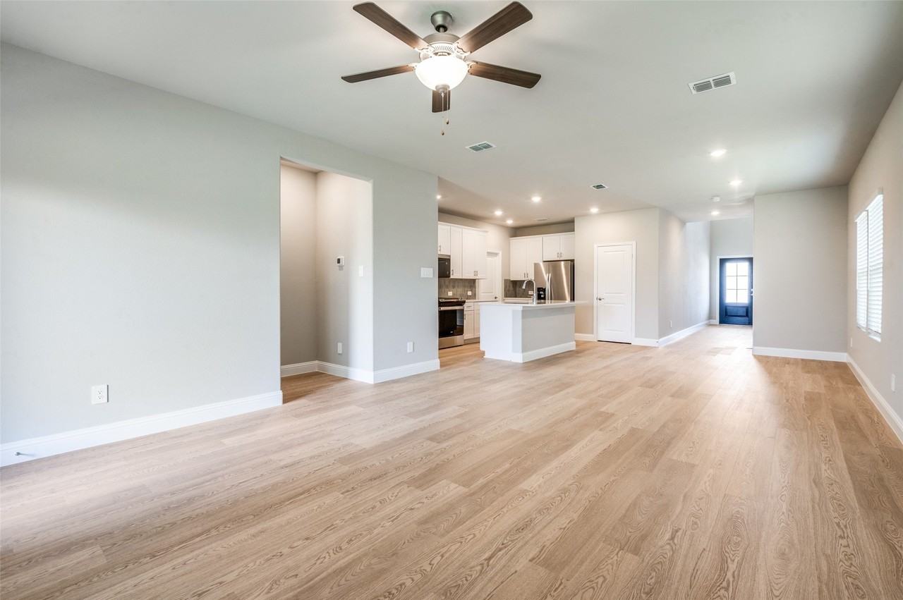 602 Ezra Ln - Photo 3 of 25