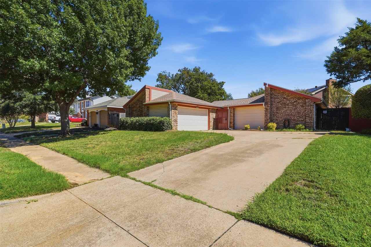 2405 Amber Hill Ln - Photo 2 of 30