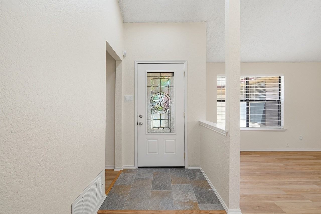 2405 Amber Hill Ln - Photo 5 of 30