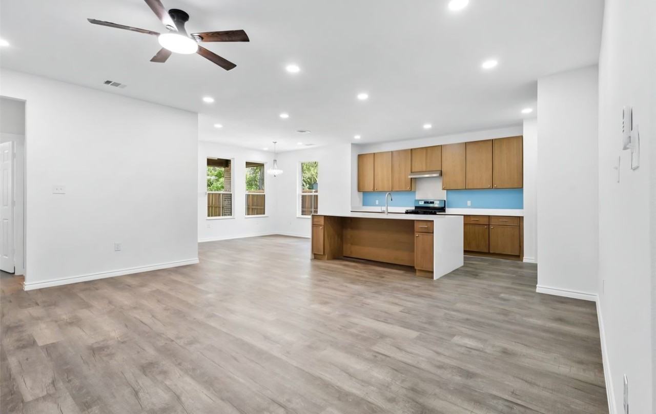820 N Wood St - Photo 2 of 12