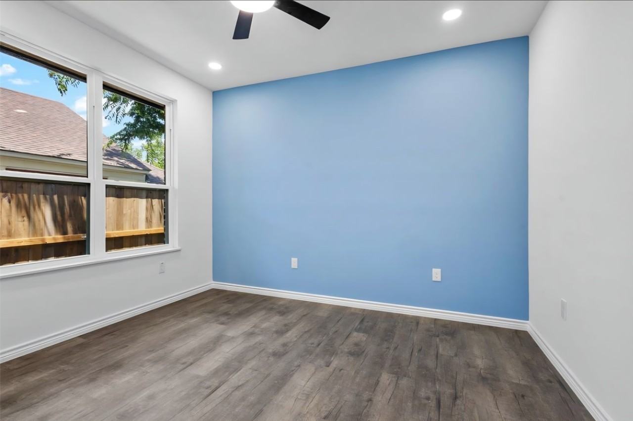 820 N Wood St - Photo 3 of 12