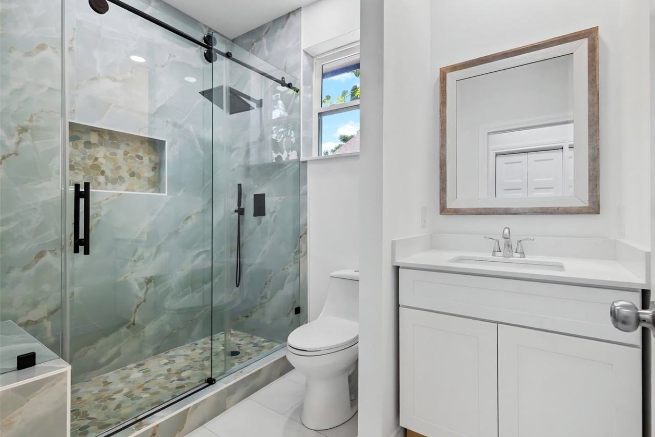 820 N Wood St - Photo 5 of 12