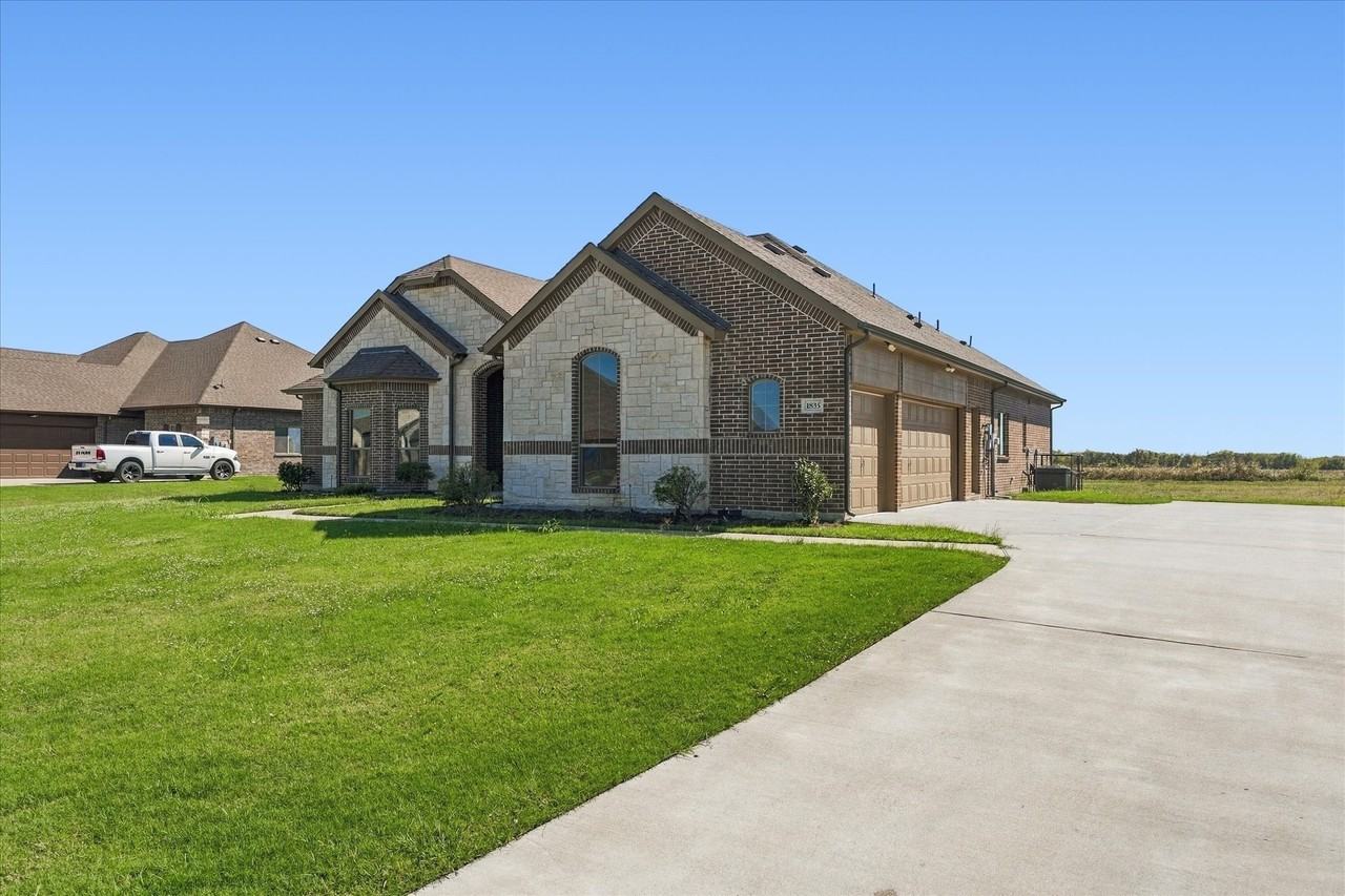 1835 Creekview Ln - Photo 3 of 31