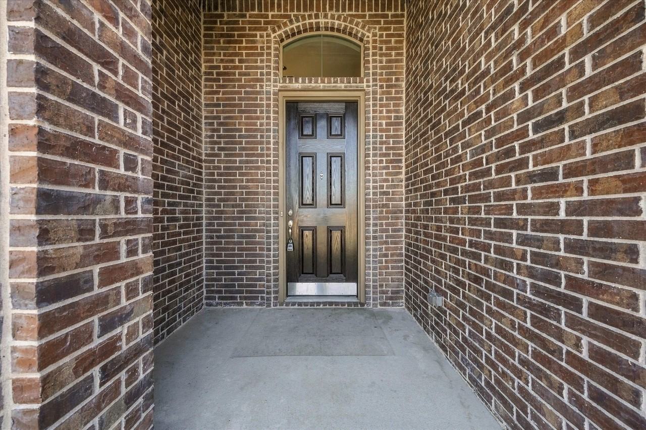 1835 Creekview Ln - Photo 4 of 31