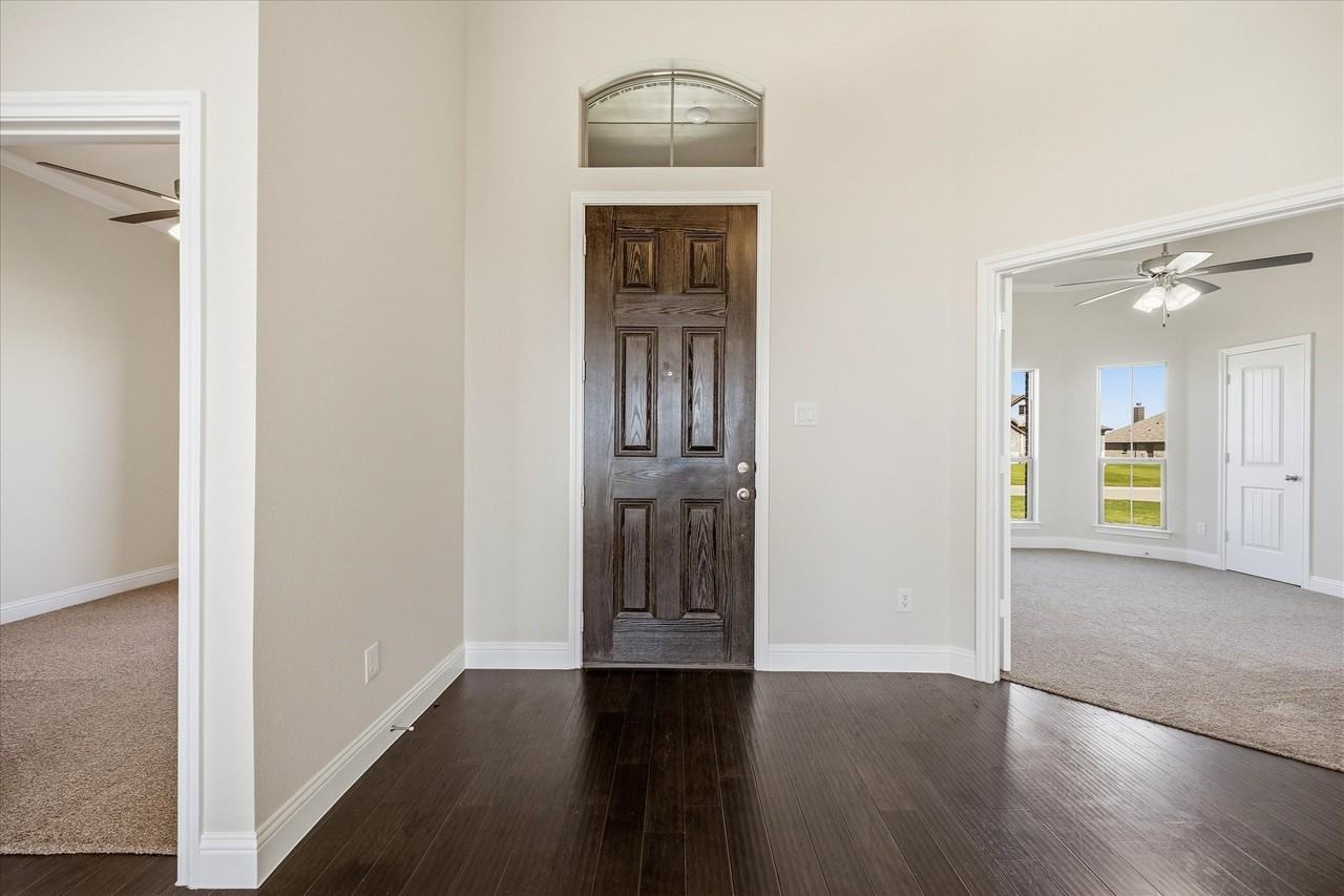 1835 Creekview Ln - Photo 5 of 31