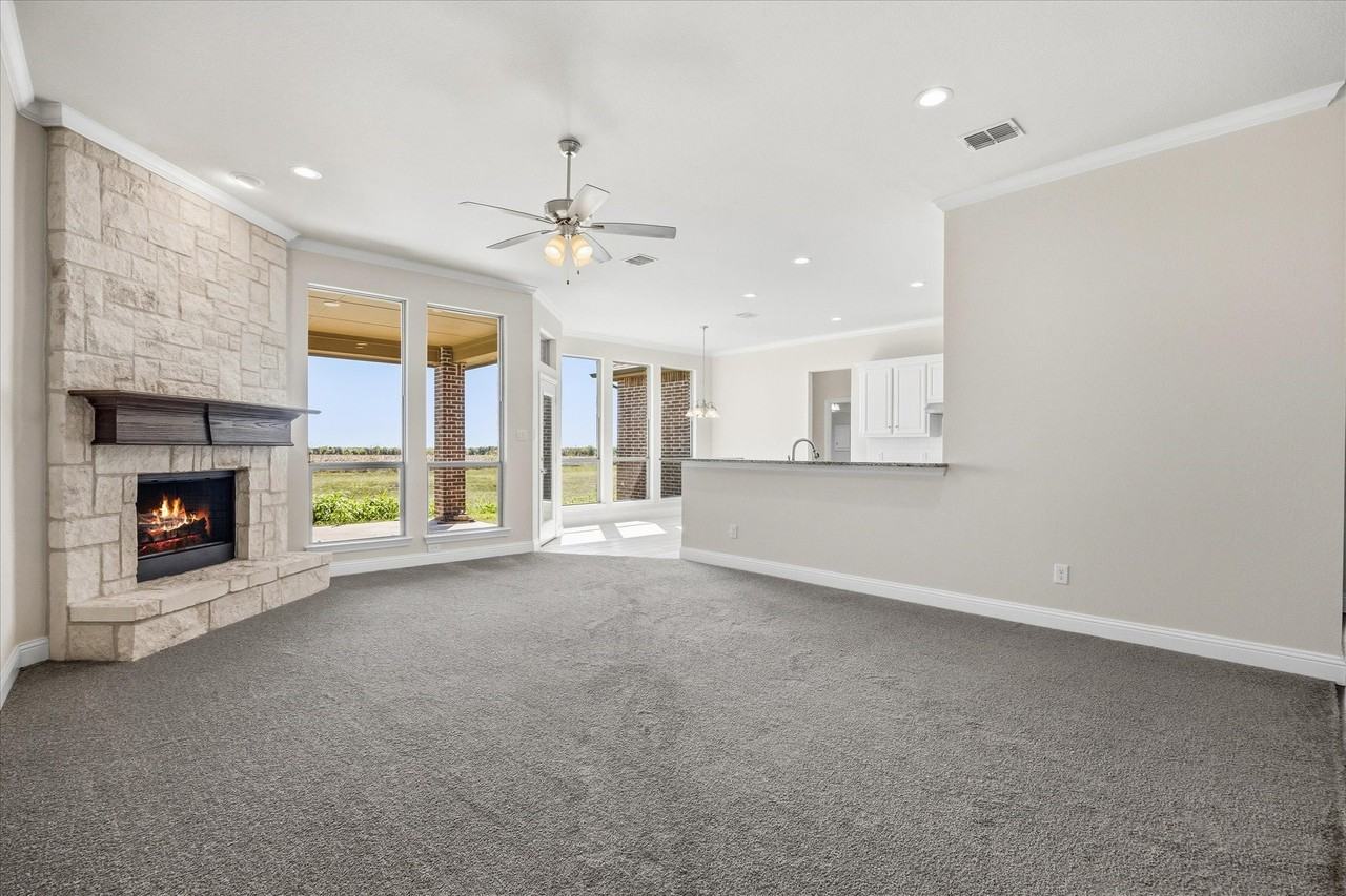 1835 Creekview Ln - Photo 6 of 31