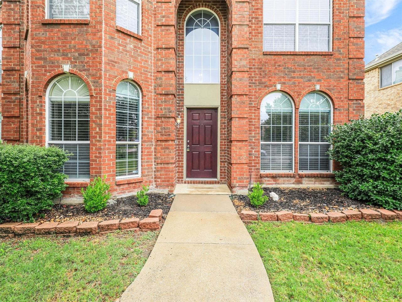 7419 Ravenhill Dr - Photo 3 of 39