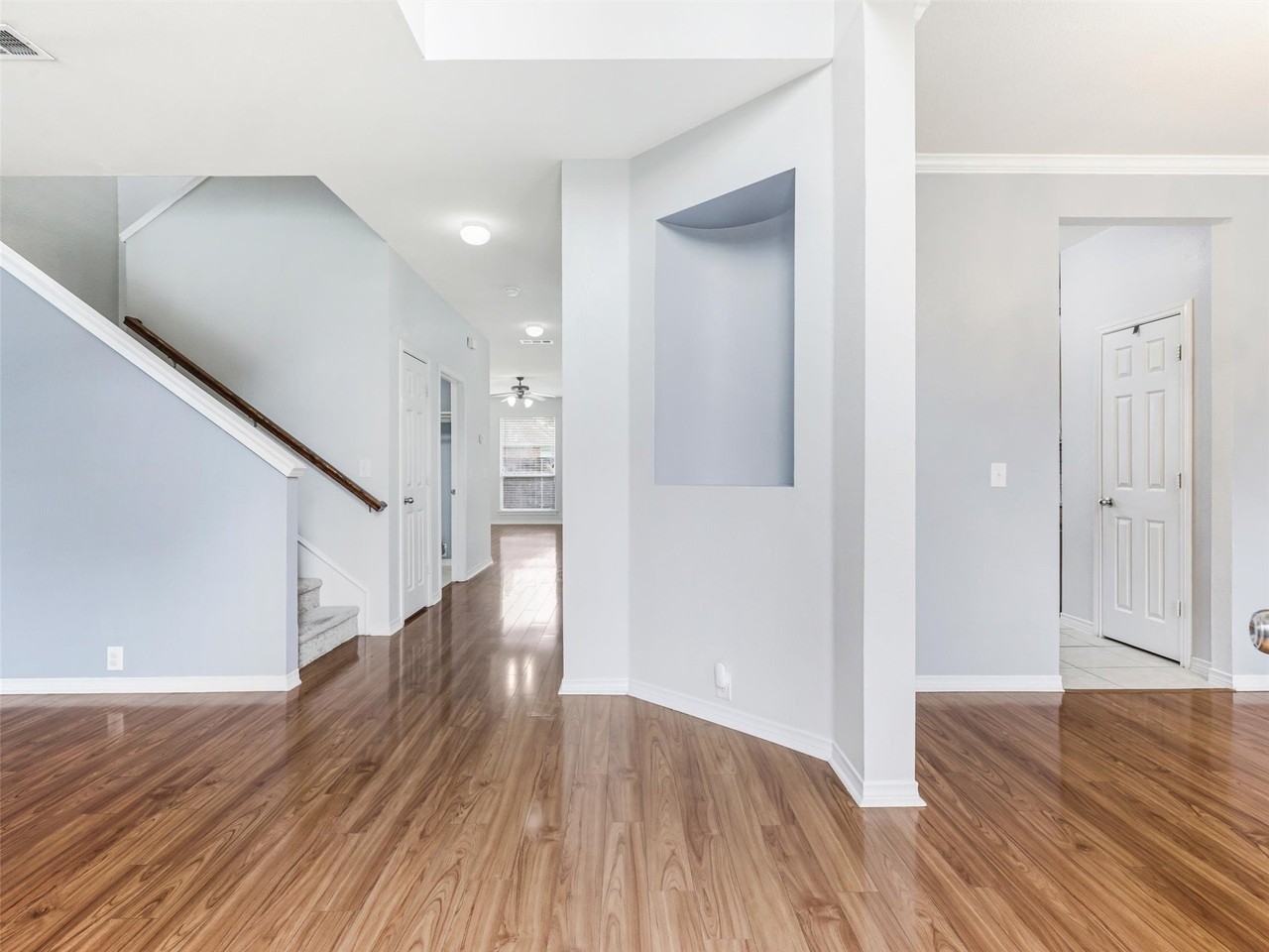 7419 Ravenhill Dr - Photo 4 of 39