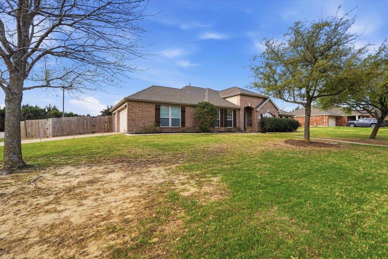 114 Clydesdale Dr - Photo 3 of 40